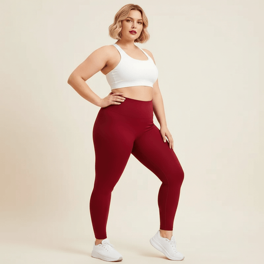 Leggings grande taille bordeaux uni taille haute seamless pose face main sur la hanche brassière blanche studio crème