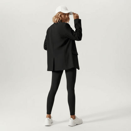 Leggings noir athleisure blazer oversize, vue de dos, casquette tendance