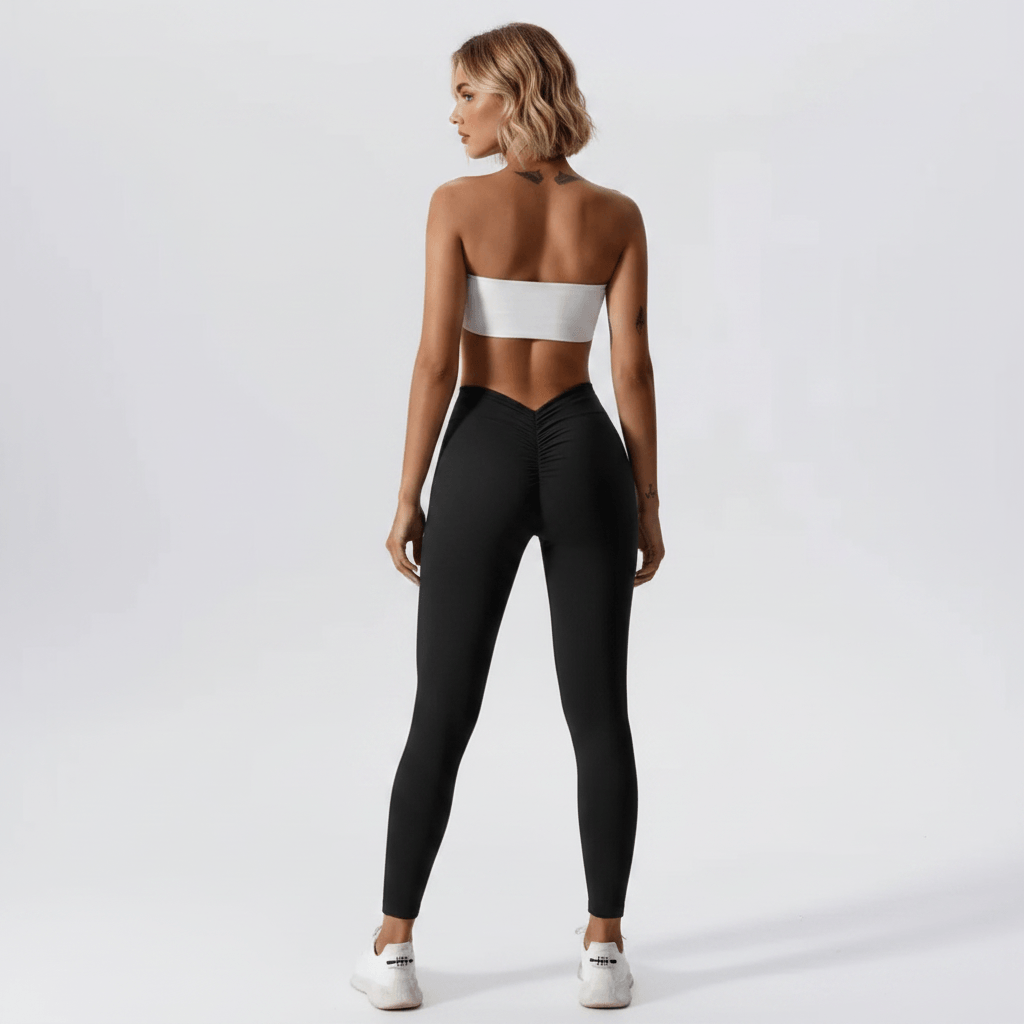 Leggings noir scrunch dos, brassière blanche, vue de dos face caméra