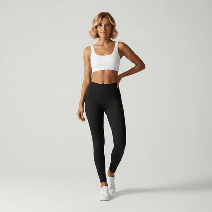 Leggings noir scrunch dos, vue de dos face caméra, dans un studio minimaliste ivory gray