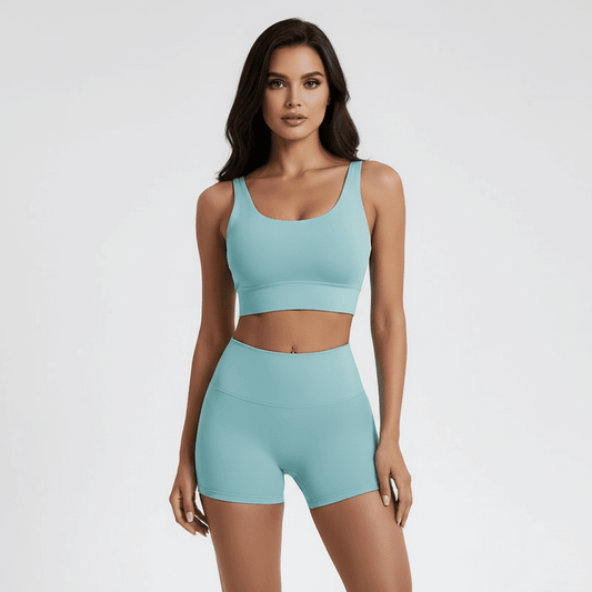 Mini short femme sport bleu clair vue de face, taille haute, coupe courte, seamless