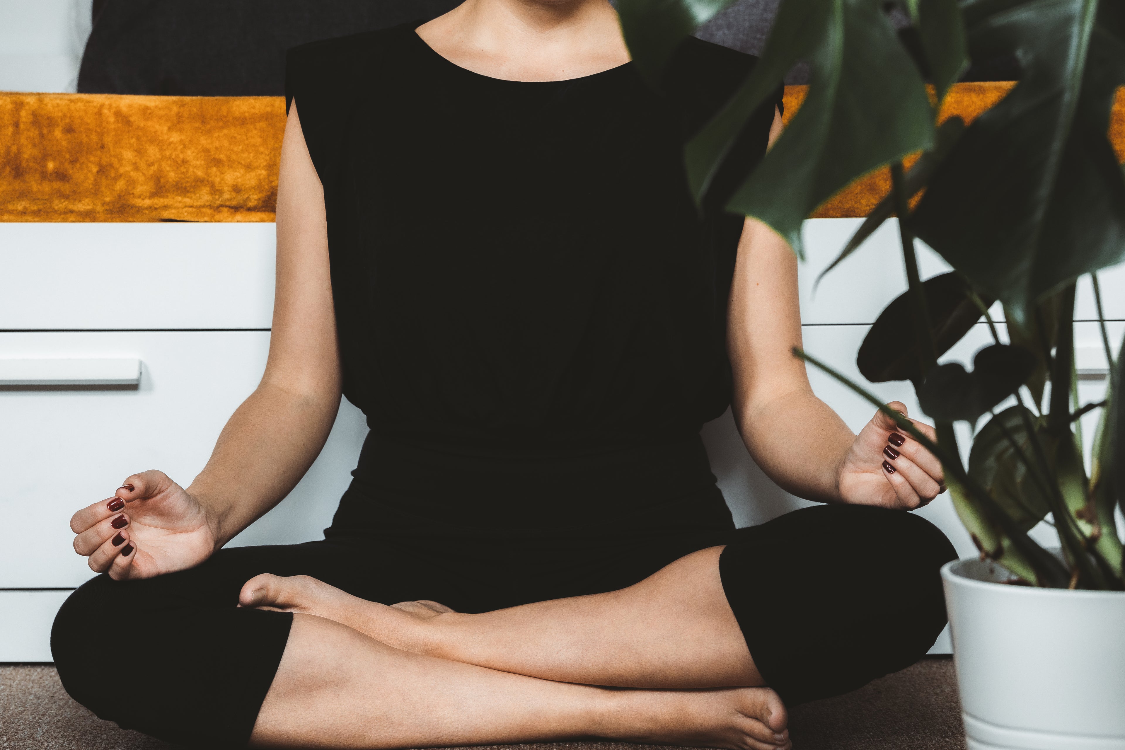 femme assise dans un endroit calme se méditer