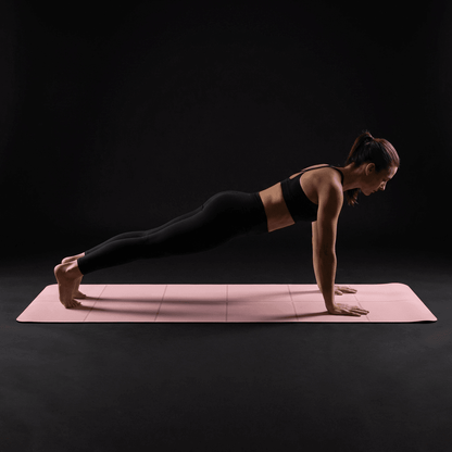 Femme en posture planche sur tapis de yoga MOOD en EVA premium