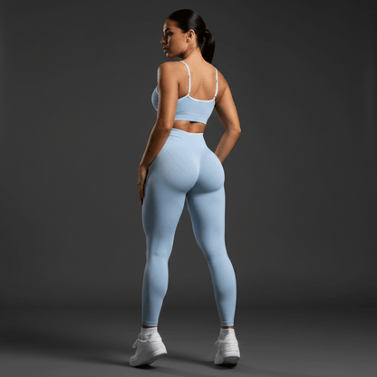 Pushing Up Leggings Sport : femme vue de dos portant legging et soutien-gorge sport blanc, silhouette athlétique, chaussures blanches.