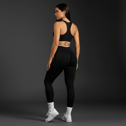 Poussez votre entraînement avec le legging noir Push Up Leggings Sport, vue arrière d’une femme en tenue de sport avec soutien-gorge et bande blanche, chaussures blanches.