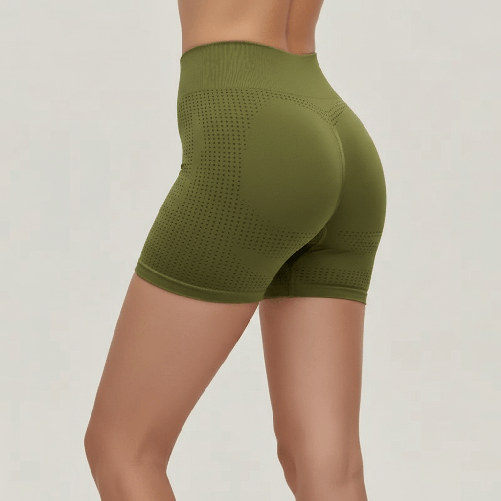 Short de Sport Sans Couture Taille Haute kaki (vert olive), vue de dos en trois-quarts, mettant en valeur le galbe et l’effet push-up, studio ivoire crème, photo e-commerce haute définition