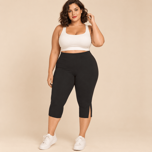 Short long sport femme grande taille noir capri compression taille haute, pose de marche assurée et élégante, silhouette gainante et sculptante, fond studio crème