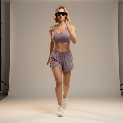 Short running femme mauve – pose running dynamique avec lunettes de sport, brassière assortie, tenue running femme