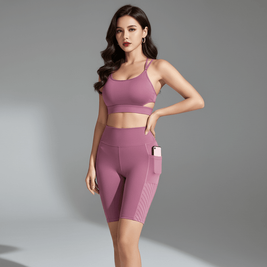 Short training femme rose poudré vue de face, taille haute, poches latérales, coupe gainante