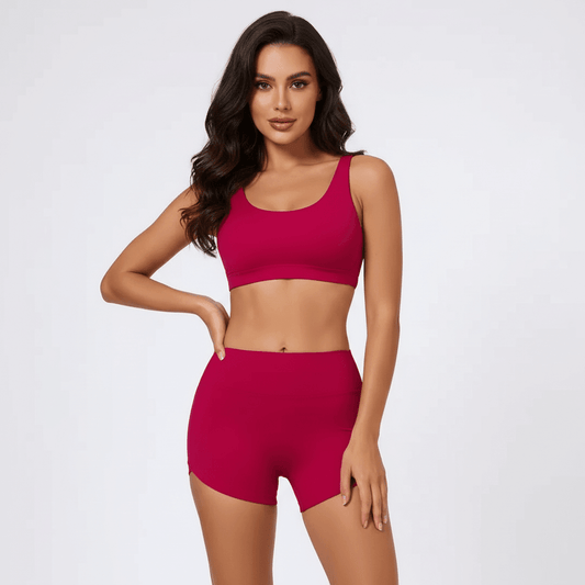Shorty femme sport à taille haute, modèle en ensemble rose fuchsia confortable et sculptant.