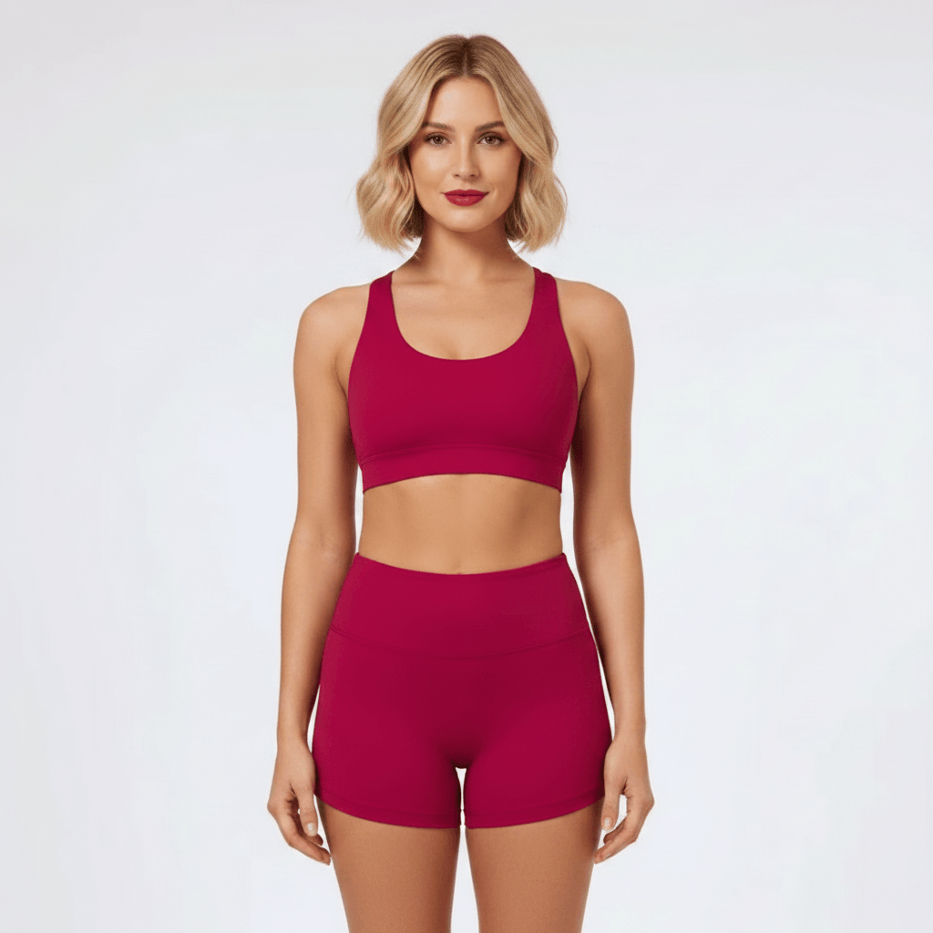 Shorty taille haute femme rouge fuchsia – pose debout face caméra, ensemble brassière sport assortie