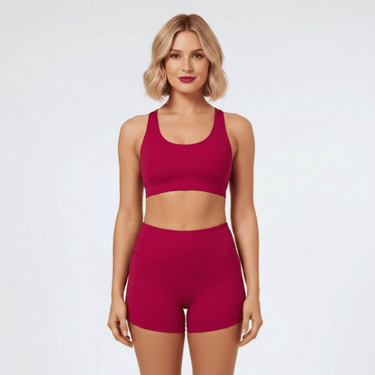 Shorty taille haute femme rouge fuchsia – pose debout face caméra, ensemble brassière sport assortie