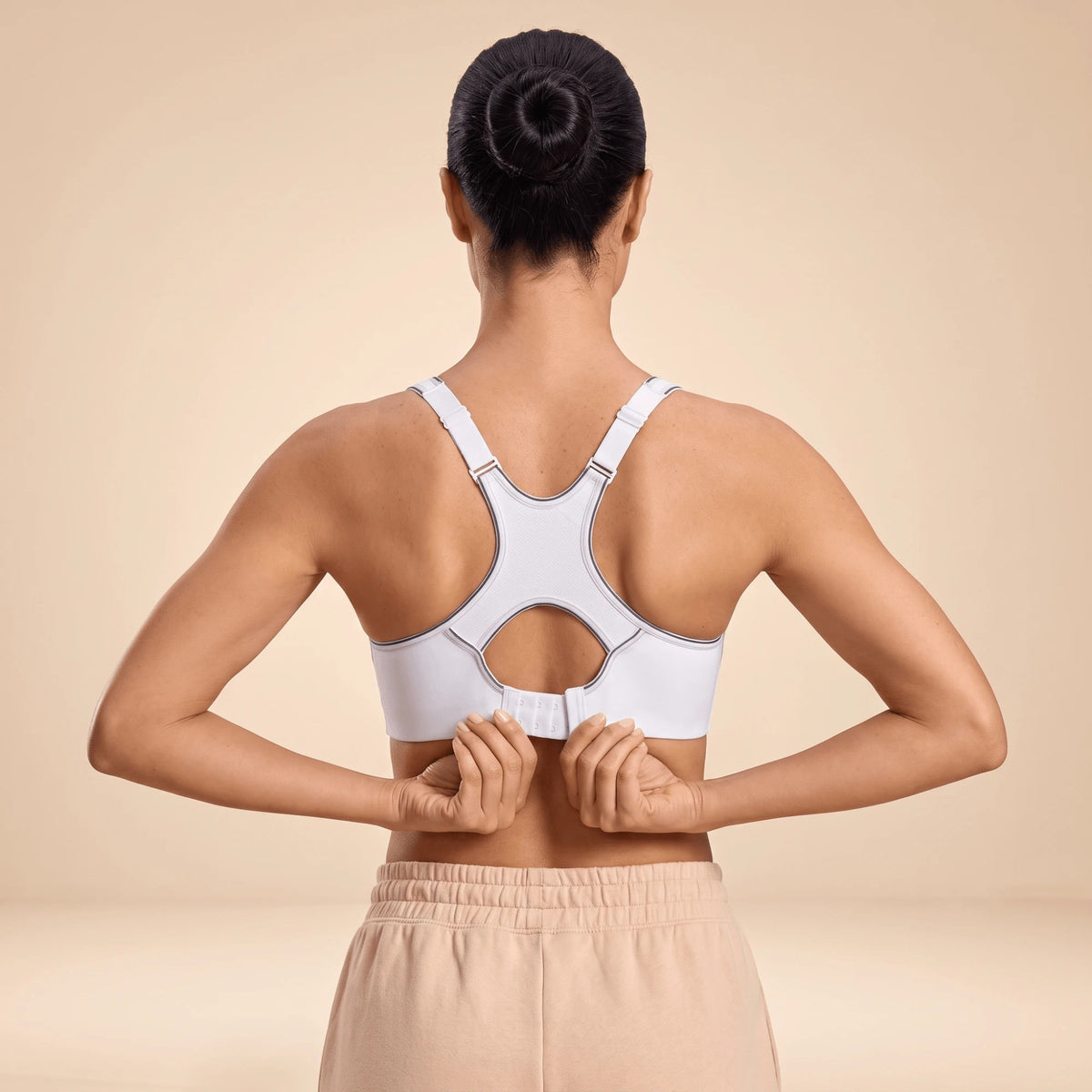 Dos du soutien-gorge de sport blanc, dos nageur, bretelles réglables et fermeture à agrafes