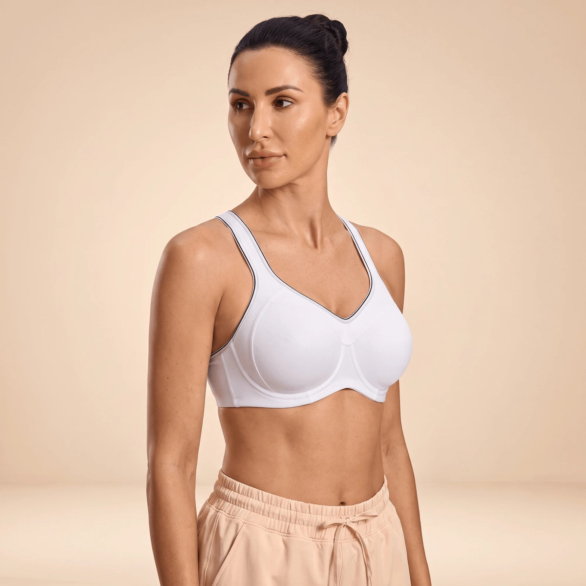 Soutien-gorge de sport blanc à armatures, vue de trois quarts, liseré noir