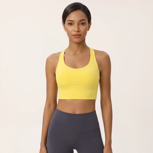 Soutien-gorge de sport jaune à maintien fort, vue de face, encolure dégagée et large bande sous la poitrine
