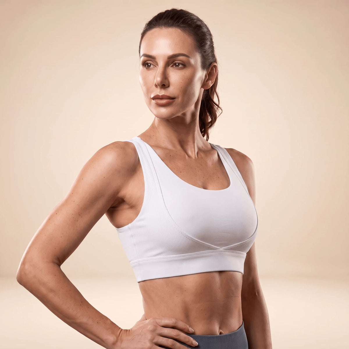 Soutien-gorge sportif blanc porté, vue de trois quarts
