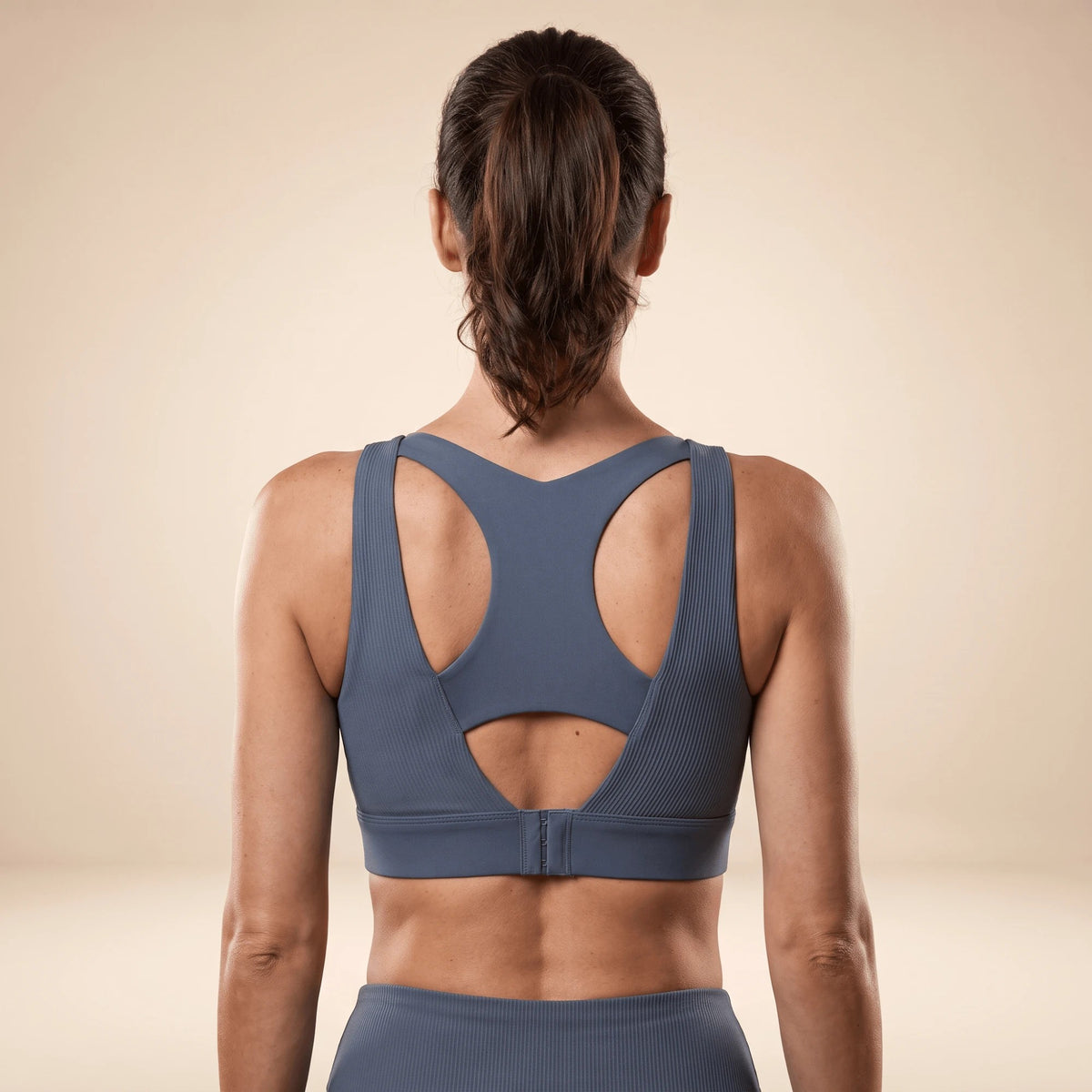 Dos du soutien-gorge sportif bleu ardoise, dos nageur avec ouverture ronde et bande à agrafes