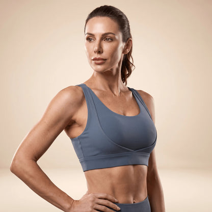 Soutien-gorge sportif bleu ardoise vu de trois quarts, bonnets enveloppants et panneau côtelé