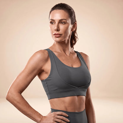 Soutien-gorge sportif gris porté, vue de trois quarts