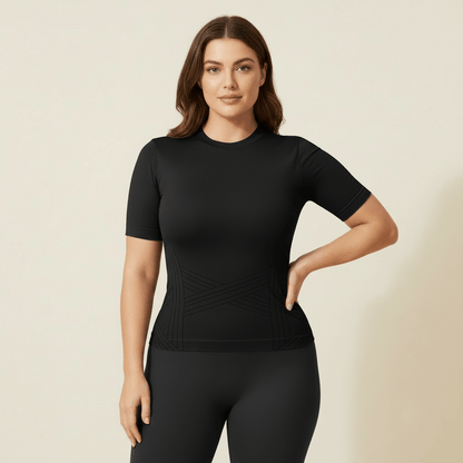 T-shirt de compression 3D en grande taille, coloris noir, vue de face, maintien du buste sans marquer, studio fond ivoire.