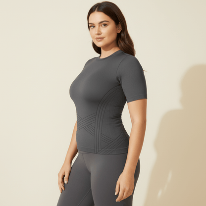 T shirt de compression grande taille noir vu de profil, relief 3D qui dessine la taille, studio fond ivoire.