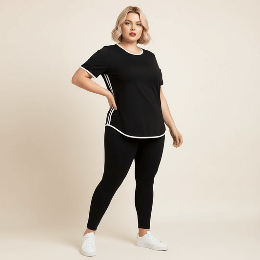 T-shirt de sport femme grande taille noir liserés blancs pose fashion sport éditoriale fond studio crème