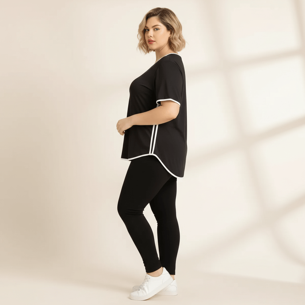 T-shirt de sport femme grande taille noir liserés blancs bandes latérales vue profil fond studio crème