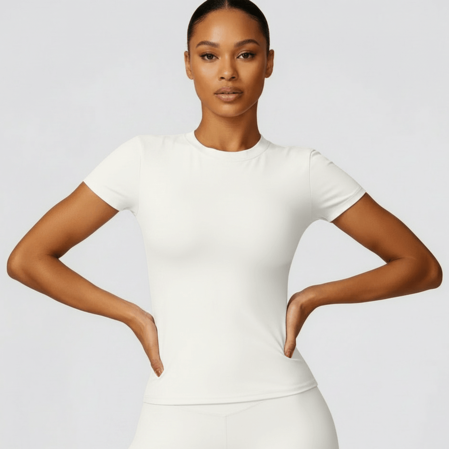 T shirt femme blanc positiflow avec coupe ajustée et design épuré pour le sport et le quotidien.