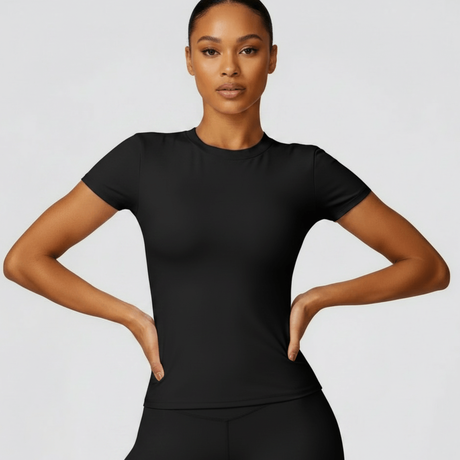 T shirt femme noir positiflow, textile technique respirant et coupe gainante pour le fitness.