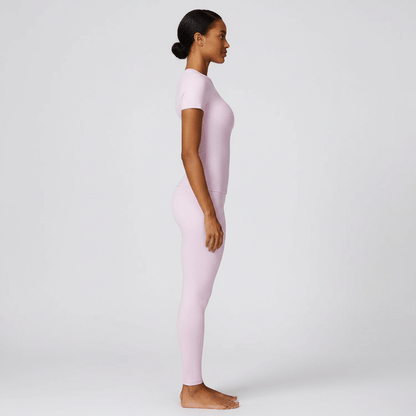 T shirt femme rose positiflow vue de profil, silhouette sculptée et textile technique respirant.