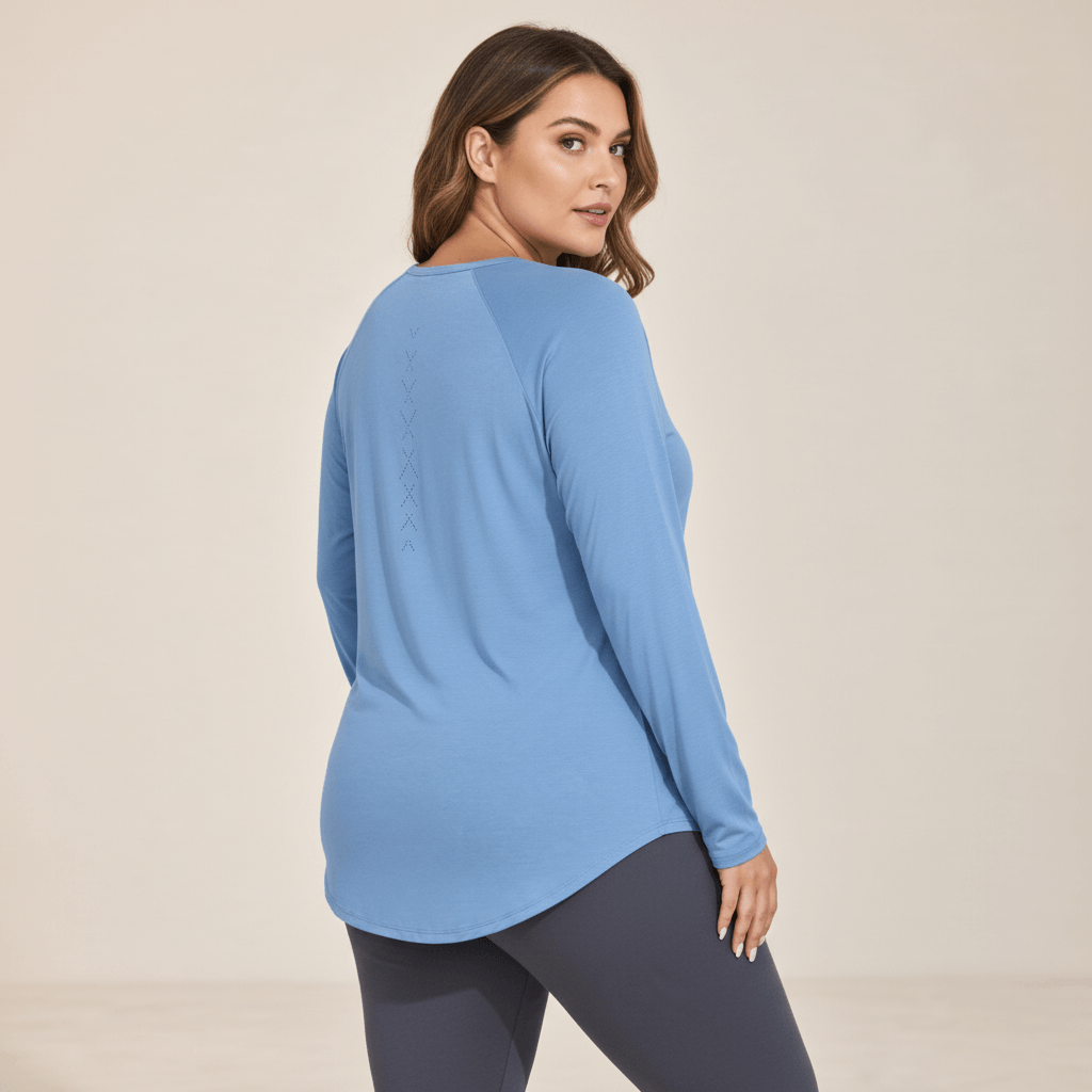 Dos du t-shirt manches longues femme grande taille bleu gris, motif ajouré respirant au centre du dos, studio fond ivoire.