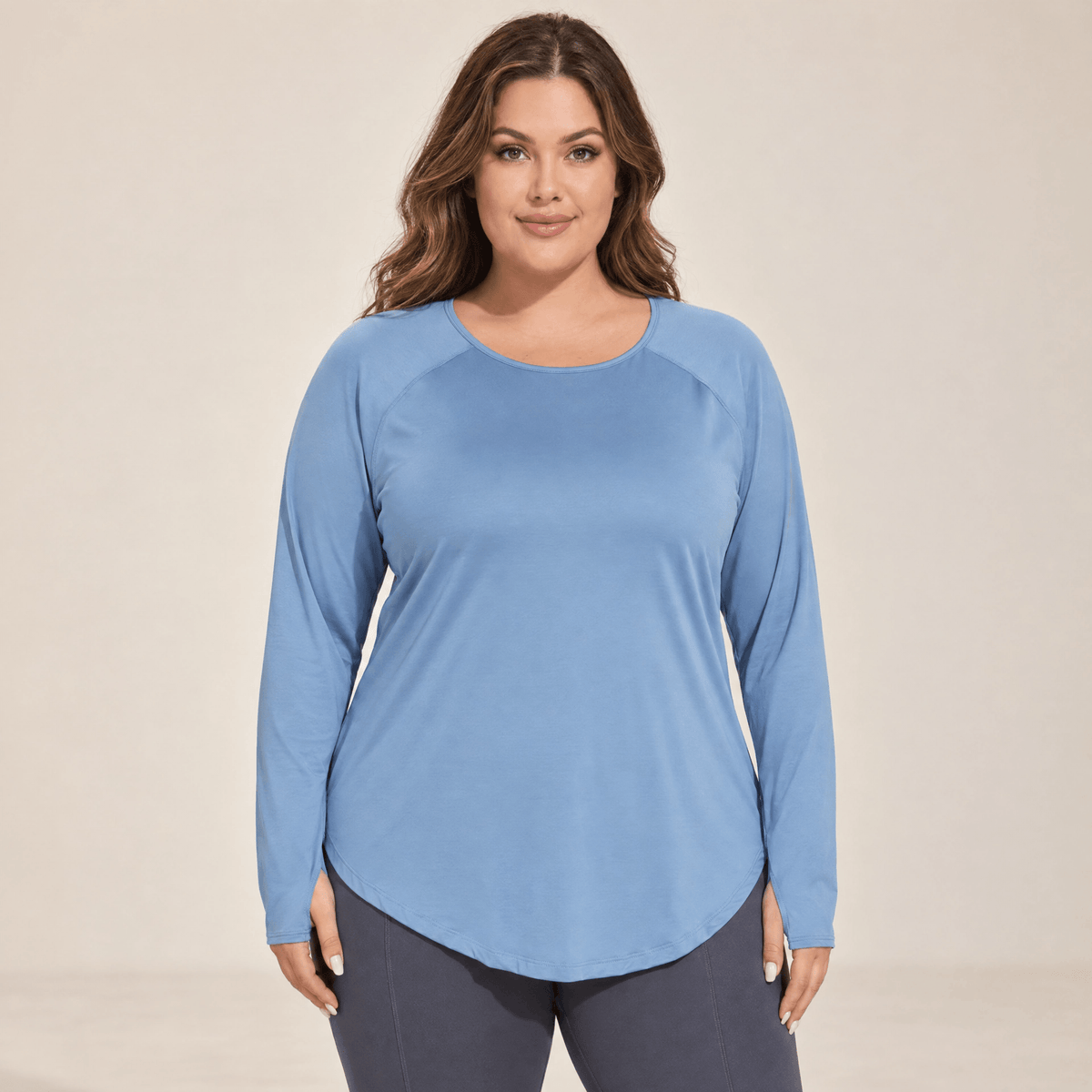 T-shirt manches longues femme grande taille bleu gris, vue de face, col rond et coupe couvre-hanches, studio fond ivoire.