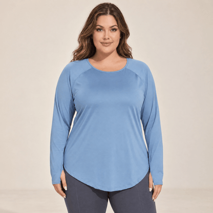 T-shirt manches longues femme grande taille bleu gris, vue de face, col rond et coupe couvre-hanches, studio fond ivoire.