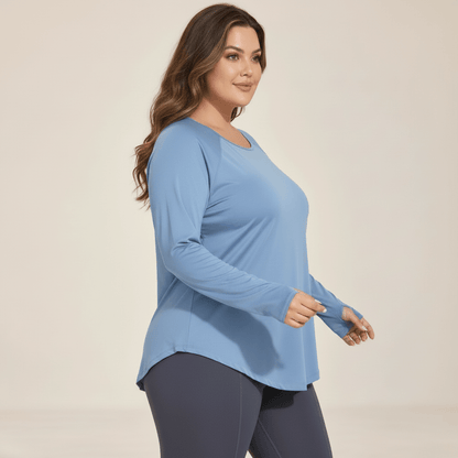 T-shirt de sport manches longues grande taille bleu gris, vue de trois quarts, manches raglan et tombé fluide, studio fond ivoire.