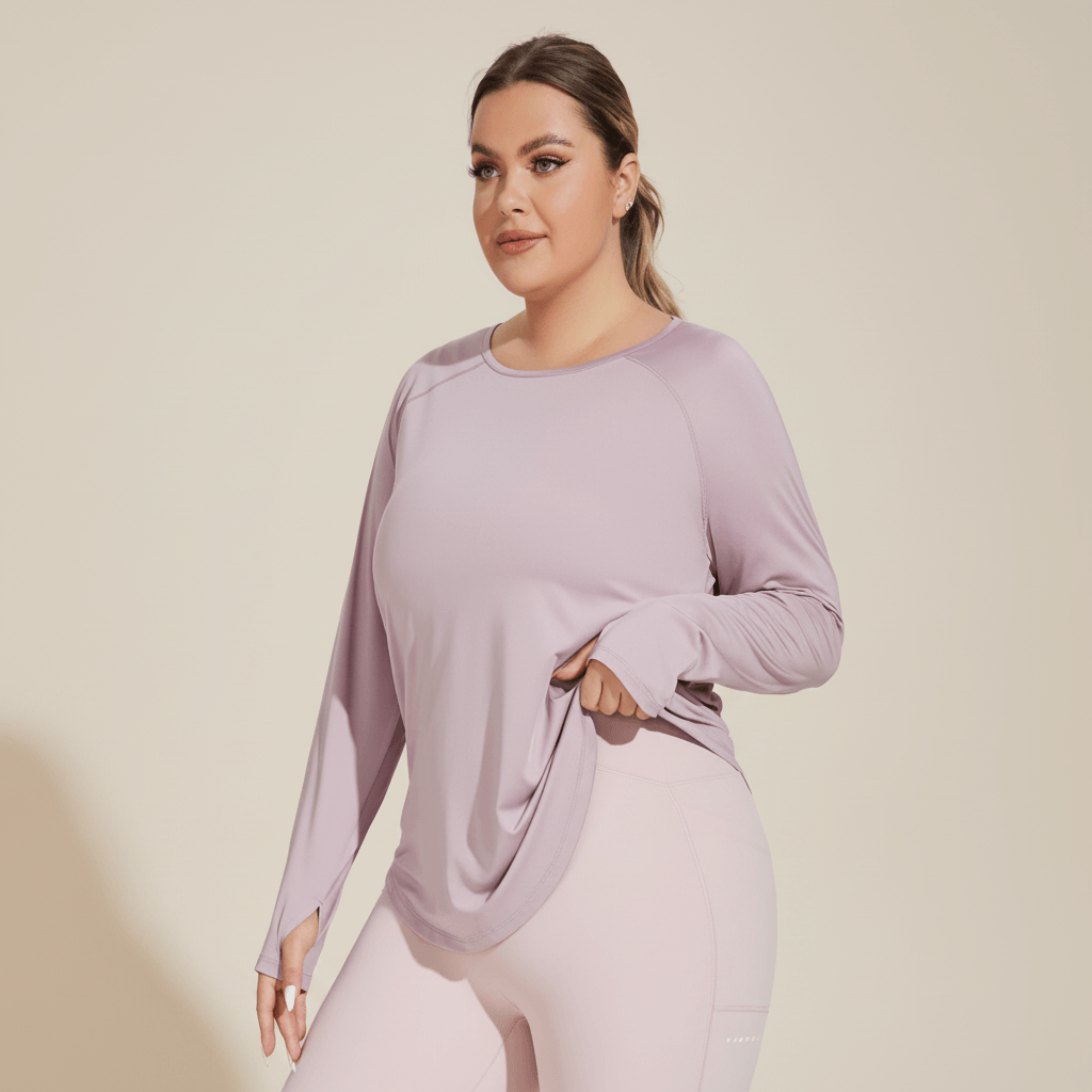 T-shirt manches longues rose grande taille, vue de face, col rond et coupe ample couvre-hanches, studio fond ivoire.