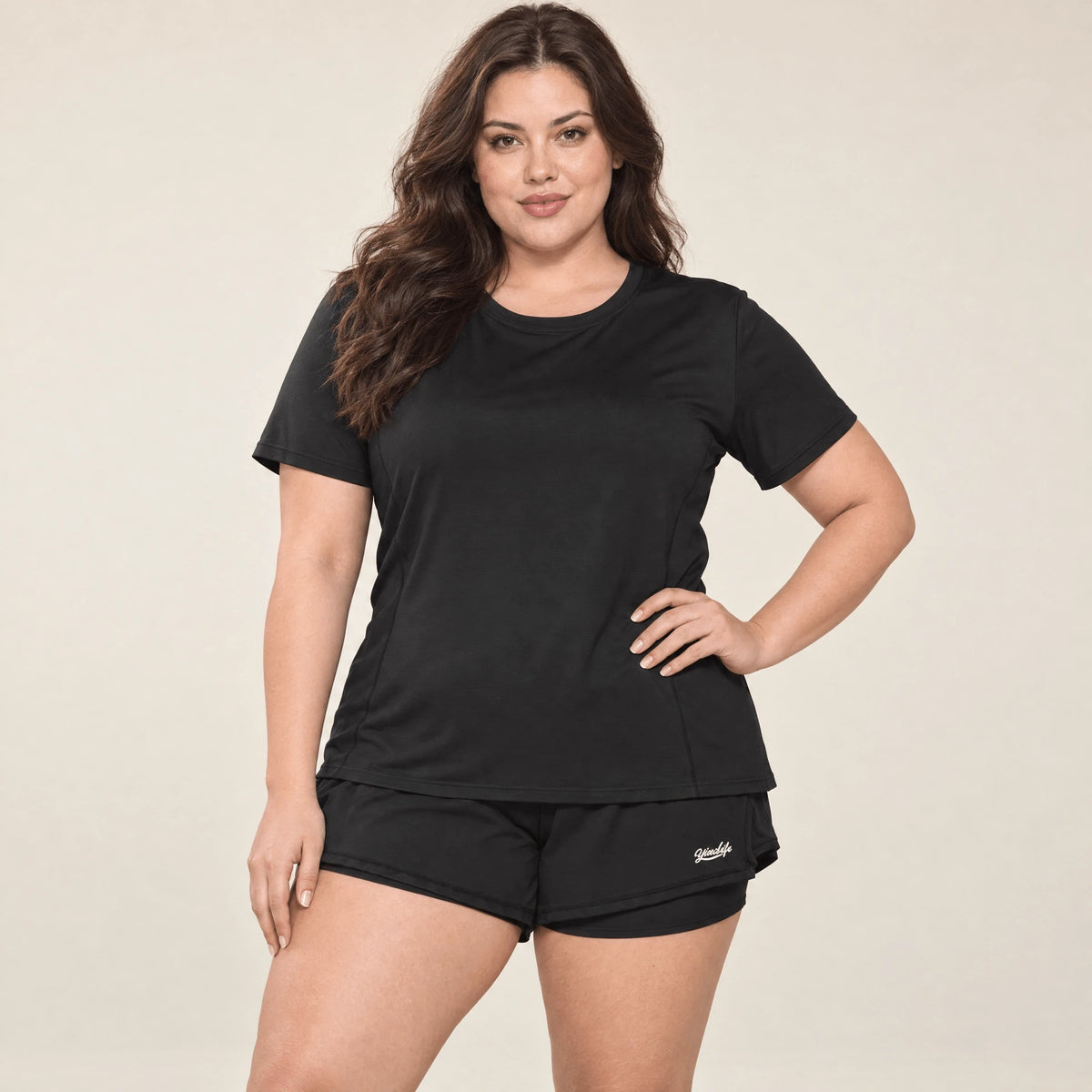 T-shirt running noir anti-transpirant vu de face, col rond et manches courtes