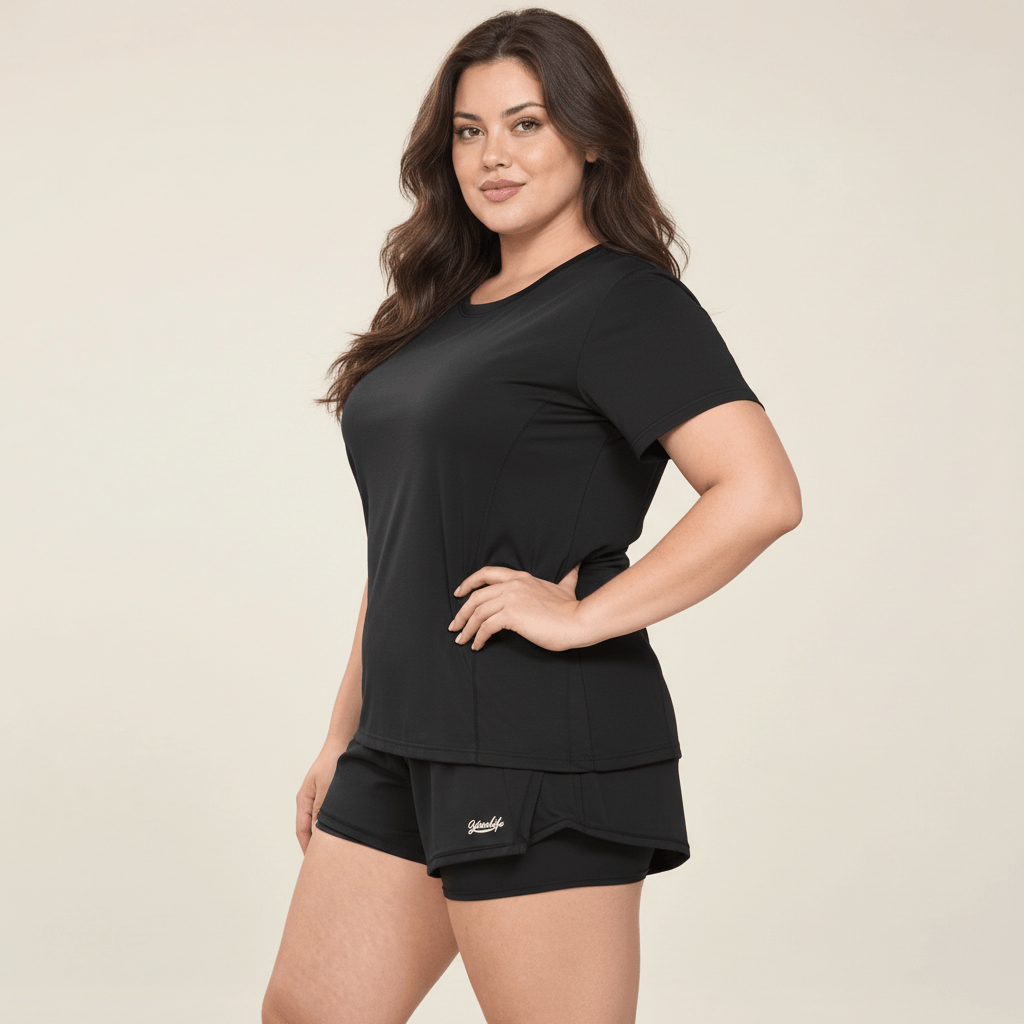 T-shirt running noir femme vu de trois quarts, découpes latérales et tombé du bas