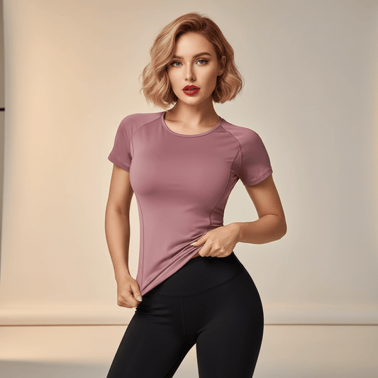 T-shirt sport femme manches courtes rose mauve slim fit – vue de face, détail coutures, femme blonde carré wavy fond studio ivoire