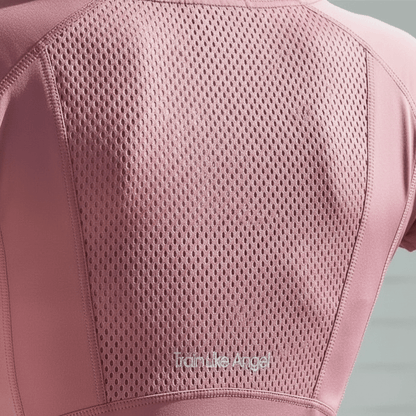 T-shirt sport femme manches courtes rose mauve – zoom détail panneau mesh respirant dos, texture perforée premium, fond studio ivoire