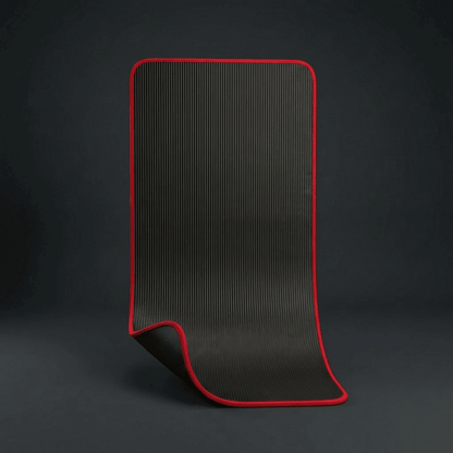 Tapis de gym noir et rouge debout, verso noir antidérapant, studio minimaliste anthracite.
