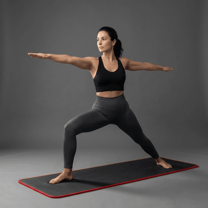 Femme en pose yoga sur tapis de gym noir et rouge, photo lifestyle premium studio anthracite
