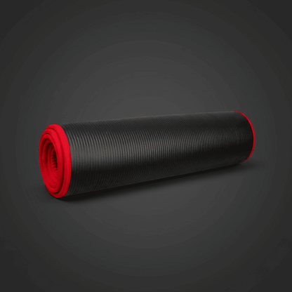 Tapis de gym noir et rouge premium en studio anthracite minimaliste, rendu packshot haute qualité.