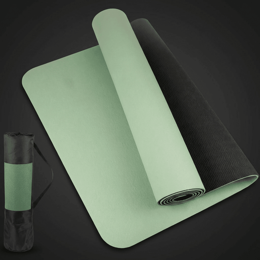Tapis de sol sport Maxiflow vert sauge double face sur fond anthracite premium, rendu studio minimaliste.