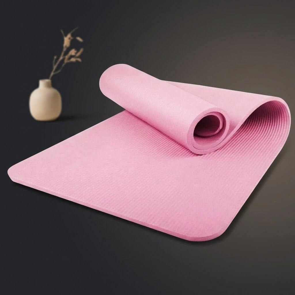 Tapis du sport MaxFit rose enroulé, photo packshot élégante sur fond sombre chic avec décor minimaliste