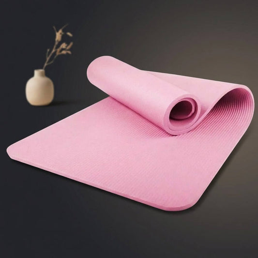 Tapis du sport MaxFit rose enroulé, photo packshot élégante sur fond sombre chic avec décor minimaliste