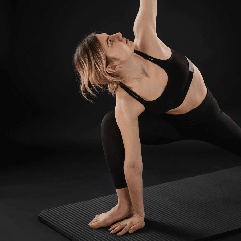Femme en posture de yoga sur un tapis du sport MaxFit antidérapant, photo studio fond noir premium
