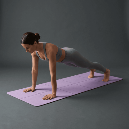 Femme en planche sur un tapis de sport pliable violet, exercice fitness stable et confortable