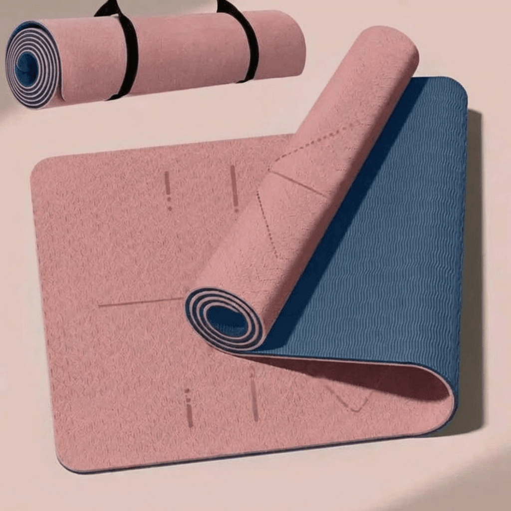 Packshot du tapis Asana Aura double face : face rose poudré et verso bleu texturé, sur fond anthracite premium