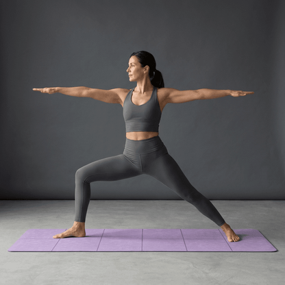  Femme pratiquant le yoga sur un tapis de yoga pliable violet, posture stable et antidérapante