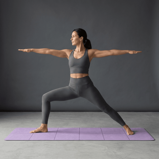  Femme pratiquant le yoga sur un tapis de yoga pliable violet, posture stable et antidérapante